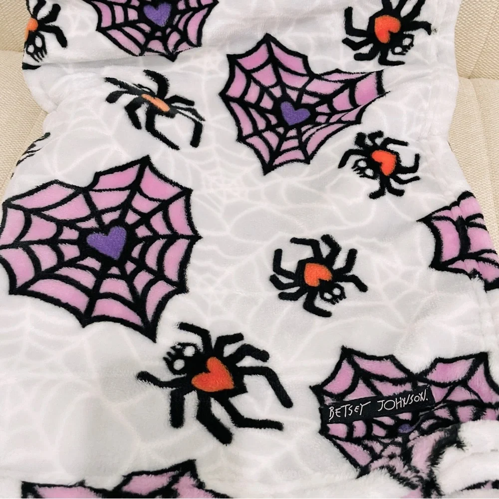 NEW Betsey Johnson Halloween Spider Heart Web‎ Ultra Soft Plush Throw Blanket